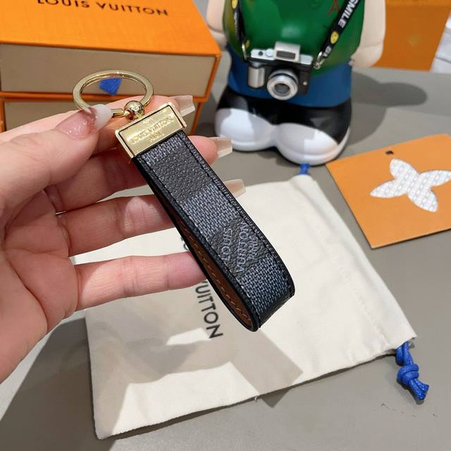 Lv keychain car keychain classic old flower black grid, Monogram canvas is not o