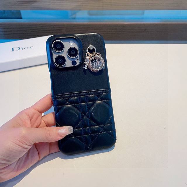 Dior mobile phone case Dior hardware pendant official website 1:1 synchronous up
