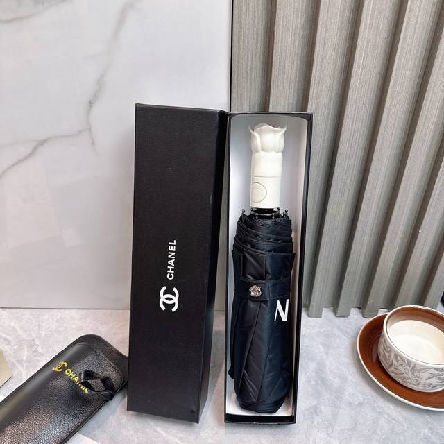 Chanel's new summer fully automatic folding umbrella. Its black coating effectiv