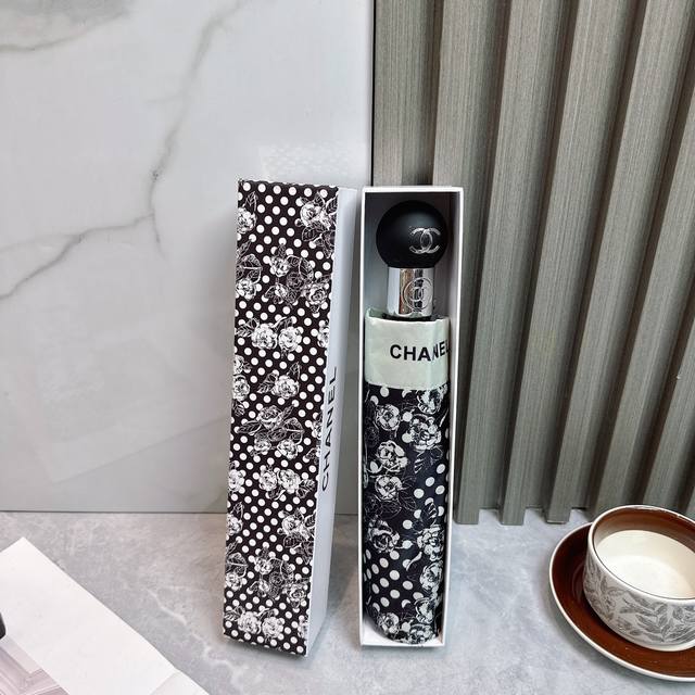 Chanel's new summer fully automatic folding umbrella. Its black coating effectiv