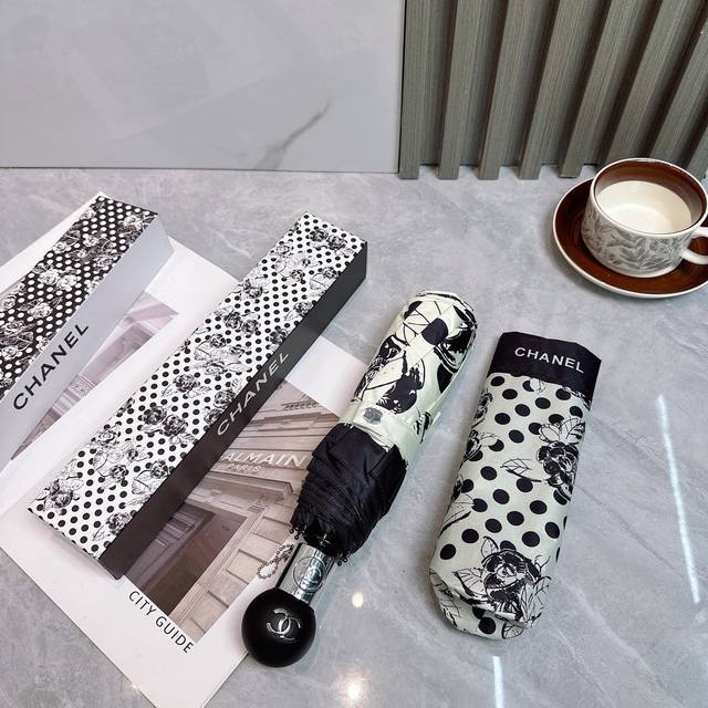 Chanel's new summer fully automatic folding umbrella. Its black coating effectiv