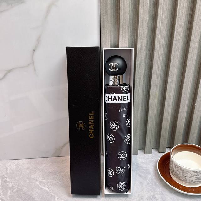 Chanel's new summer fully automatic folding umbrella. Its black coating effectiv