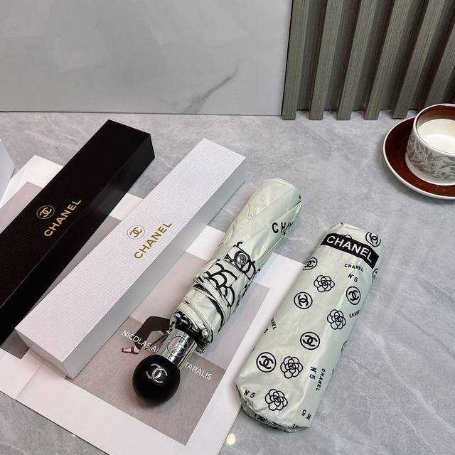 Chanel's new summer fully automatic folding umbrella. Its black coating effectiv