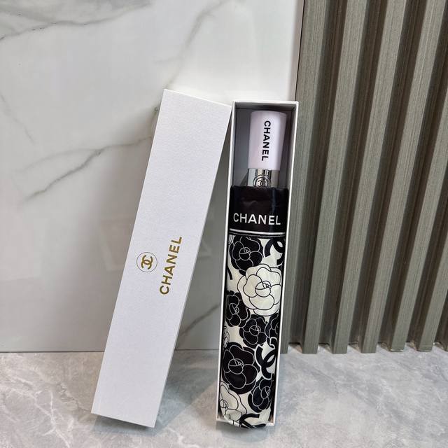 Chanel's new summer fully automatic folding umbrella. Its black coating effectiv