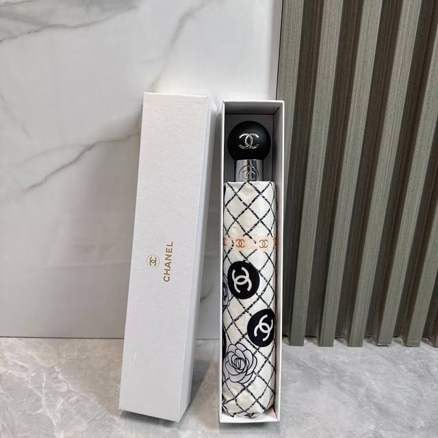 Chanel's new summer fully automatic folding umbrella. Its black coating effectiv