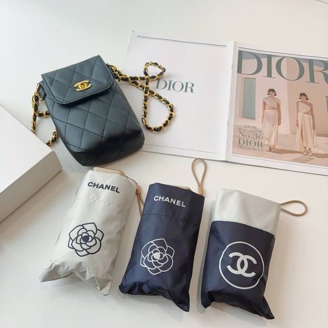 compact delivery chain bag with matching packaging box. The chain bag can hold a