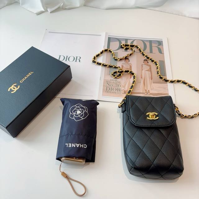 compact delivery chain bag with matching packaging box. The chain bag can hold a