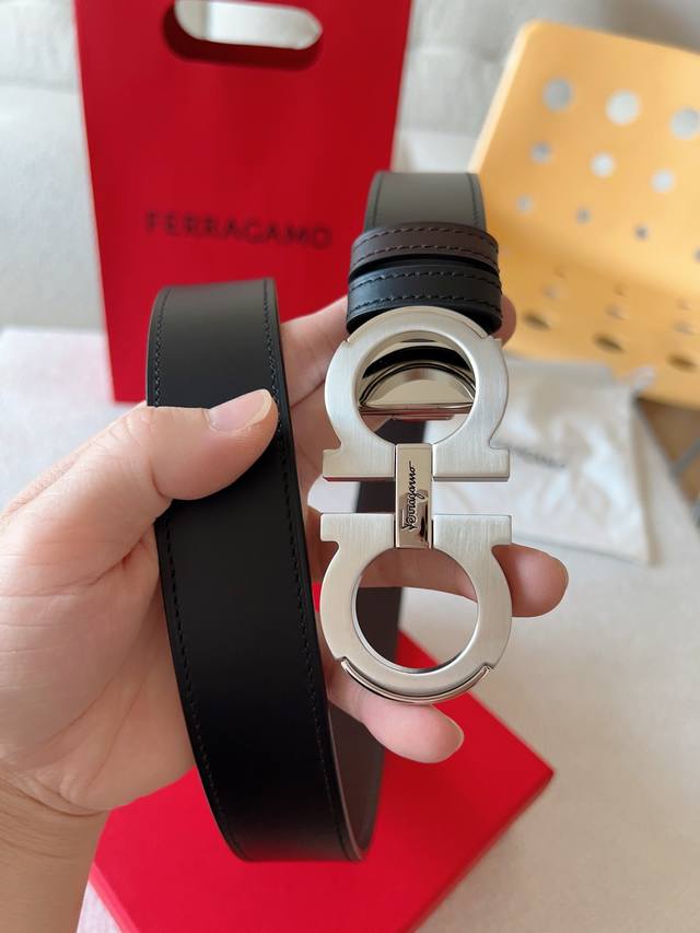 This Ferragamo belt is a classic Ferragamo accessory, elegant and timeless. It f