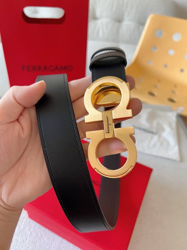 This Ferragamo belt is a classic Ferragamo accessory, elegant and timeless. It f