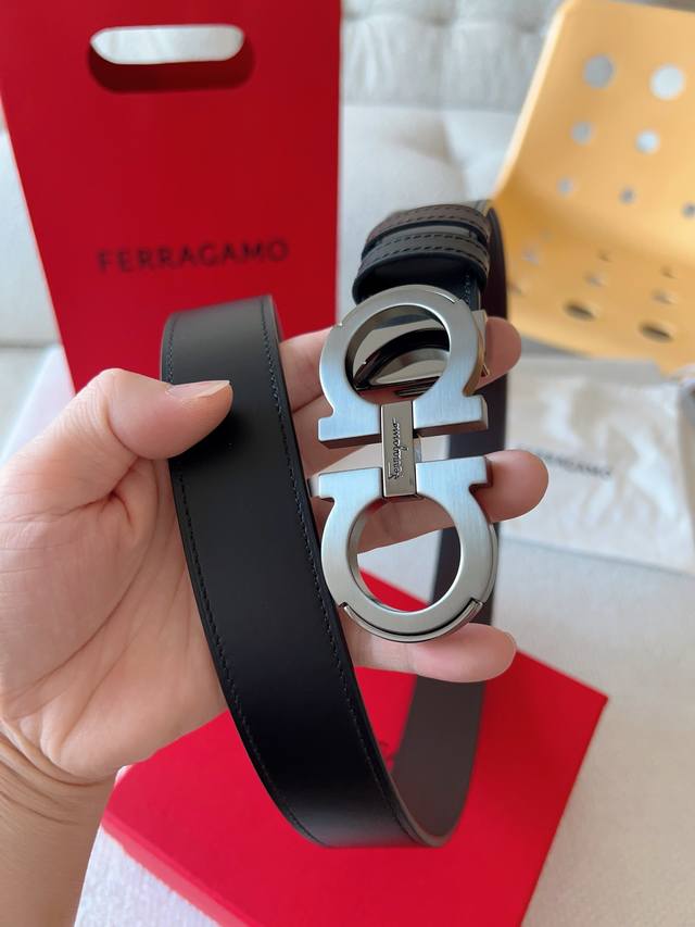 This Ferragamo belt is a classic Ferragamo accessory, elegant and timeless. It f