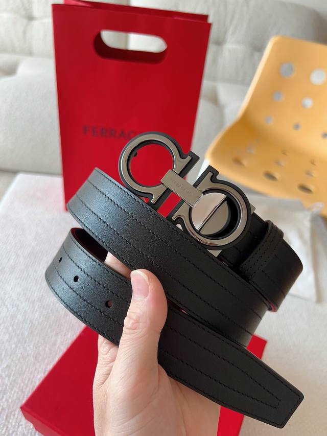 The new Ferragamo belt features a striking Gancio buckle. This double-layered bu
