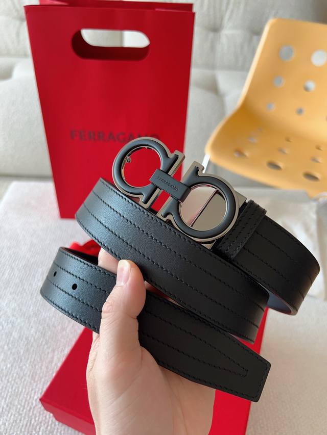 The new Ferragamo belt features a striking Gancio buckle. This double-layered bu