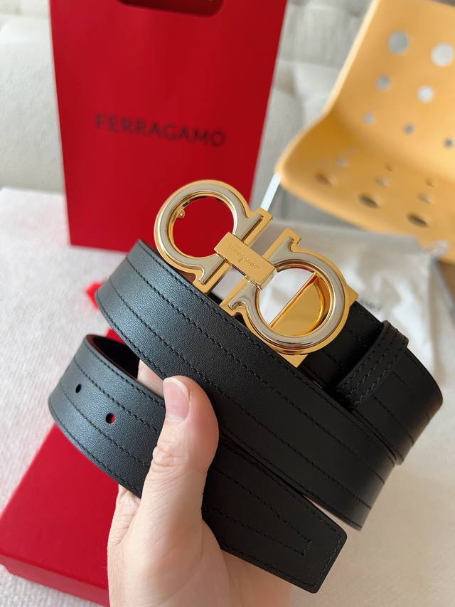 The new Ferragamo belt features a striking Gancio buckle. This double-layered bu