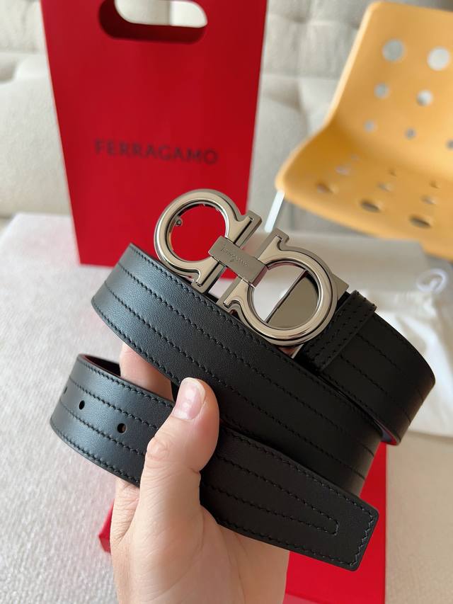 The new Ferragamo belt features a striking Gancio buckle. This double-layered bu
