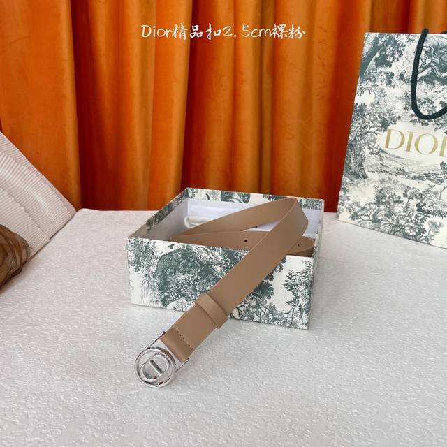 Dior's belt is crafted from smooth cowhide and features a shiny gold-finished me