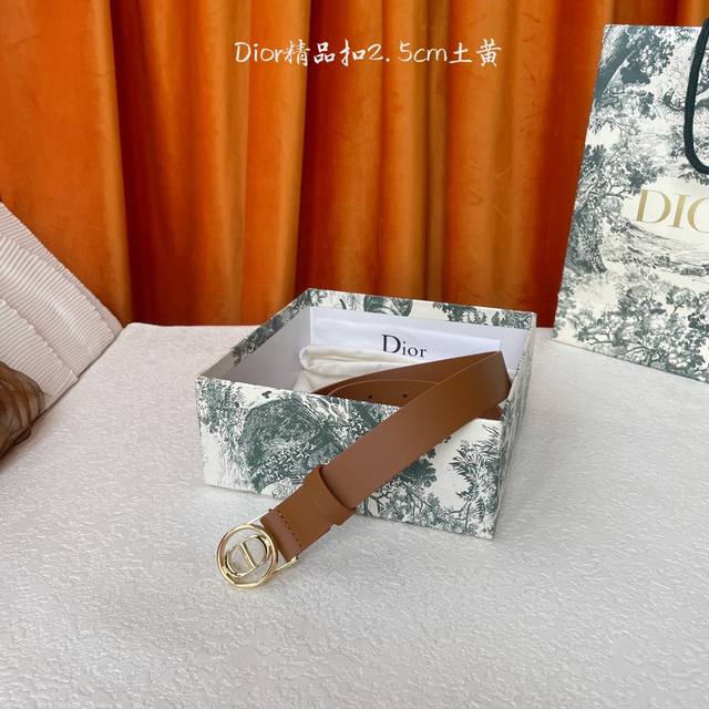 Dior's belt is crafted from smooth cowhide and features a shiny gold-finished me