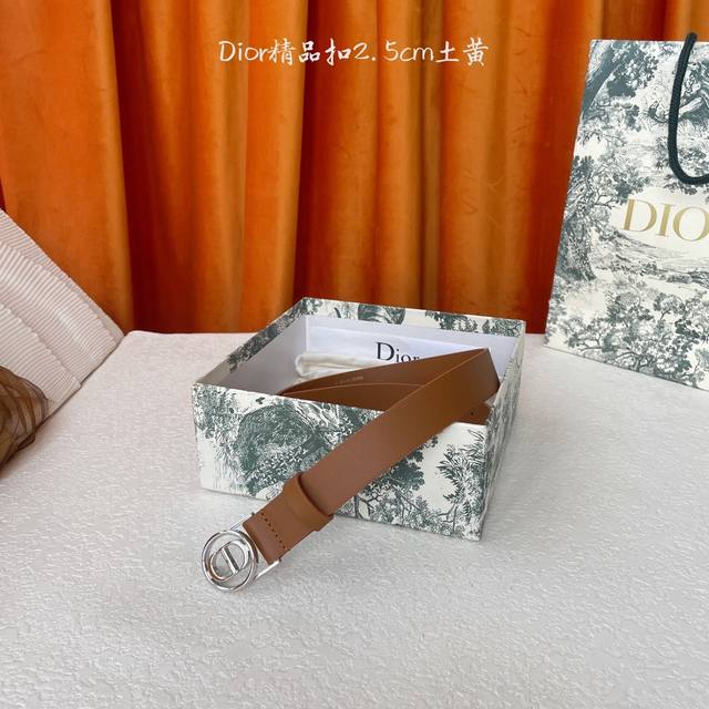 Dior's belt is crafted from smooth cowhide and features a shiny gold-finished me