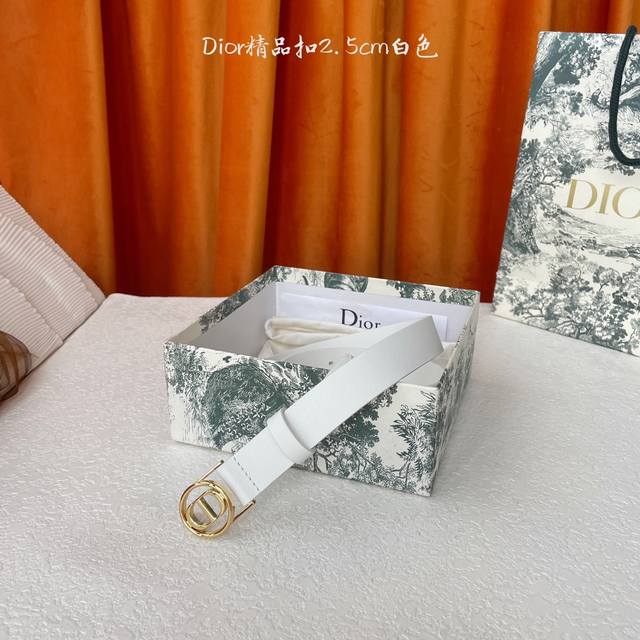 Dior's belt is crafted from smooth cowhide and features a shiny gold-finished me