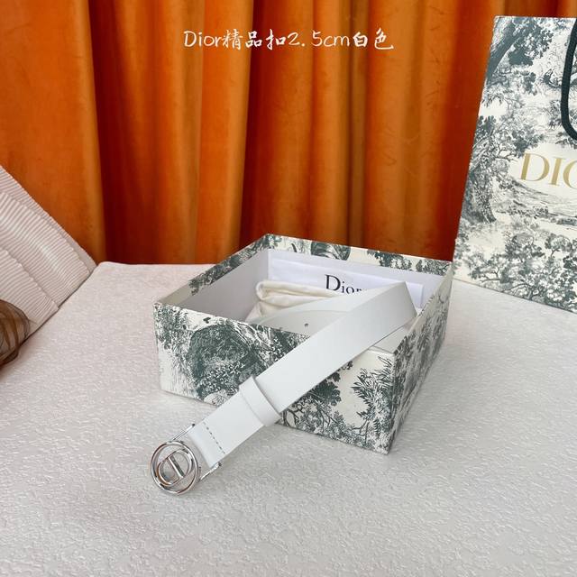 Dior's belt is crafted from smooth cowhide and features a shiny gold-finished me
