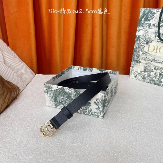 Dior's belt is crafted from smooth cowhide leather and features a shiny gold-fin