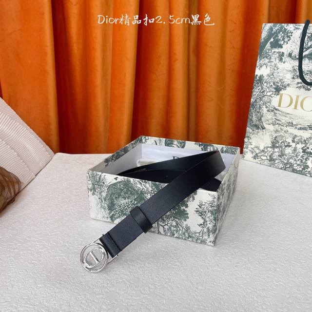 Dior's belt is crafted from smooth cowhide leather and features a shiny gold-fin