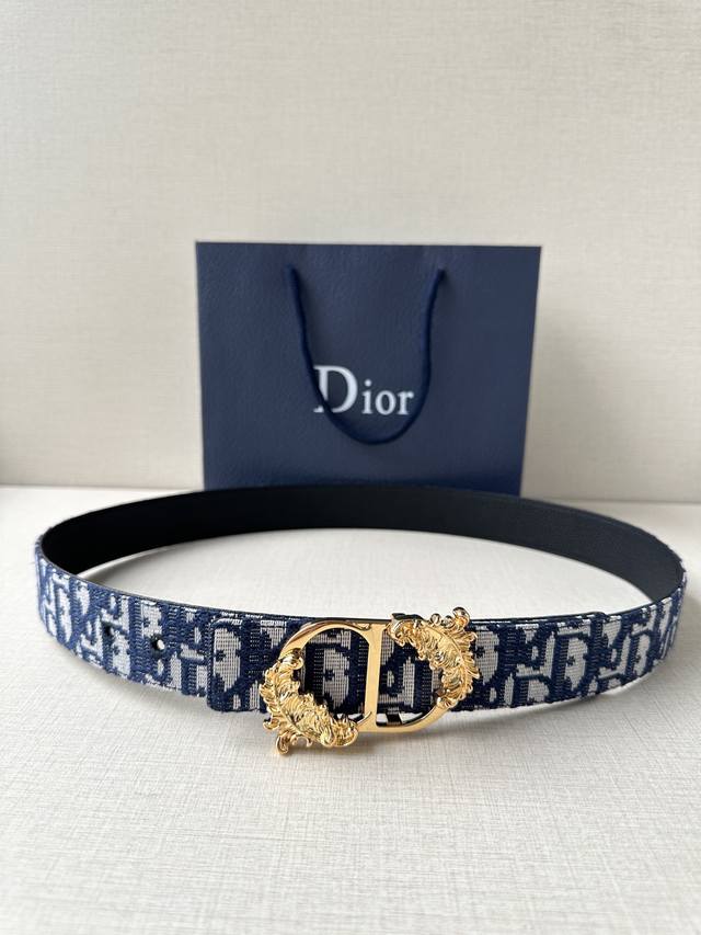 Width 3.5cm This 35mm reversible belt combines elegance with modern style. It fe