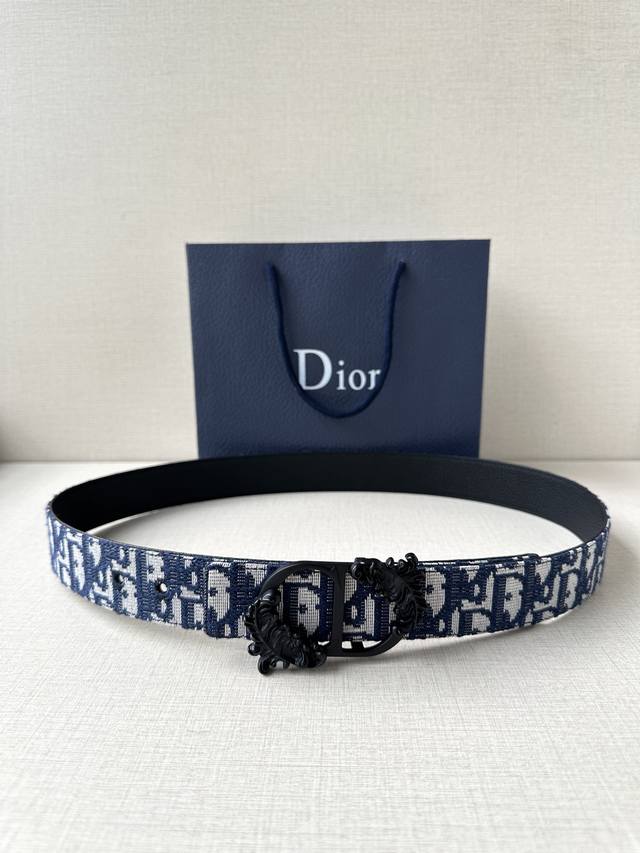 Width 3.5cm This 35mm reversible belt combines elegance with modern style. It fe