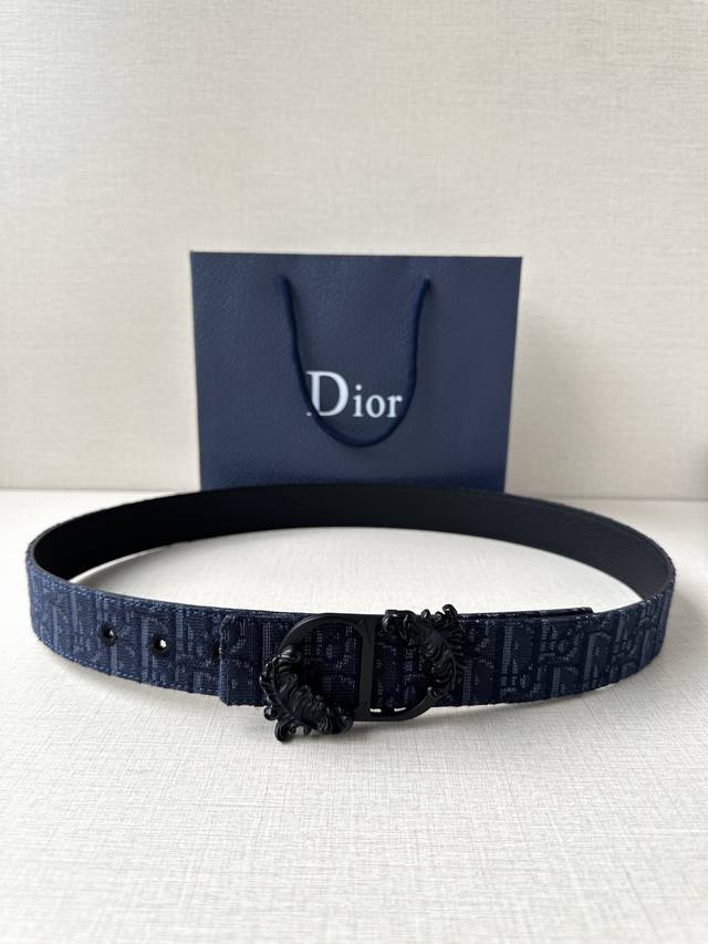 Width 3.5cm This 35mm reversible belt combines elegance with modern style. It fe
