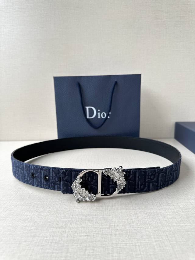 Width 3.5cm This 35mm reversible belt combines elegance with modern style. It fe