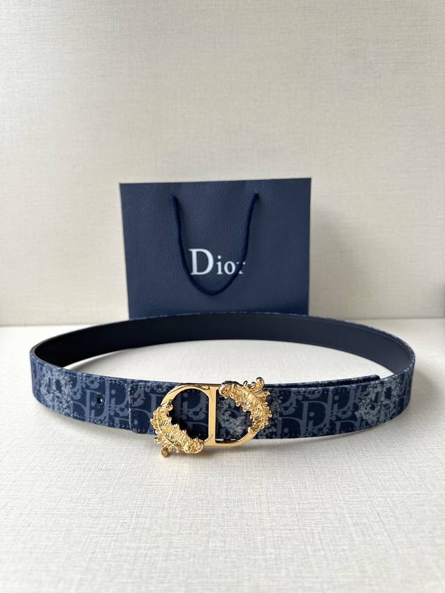 Width 3.5cm This 35mm reversible belt combines elegance with modern style. It fe