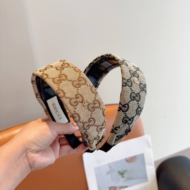 with packaging) A classic new Gucci headband, a must-have for any celebrity. Ext
