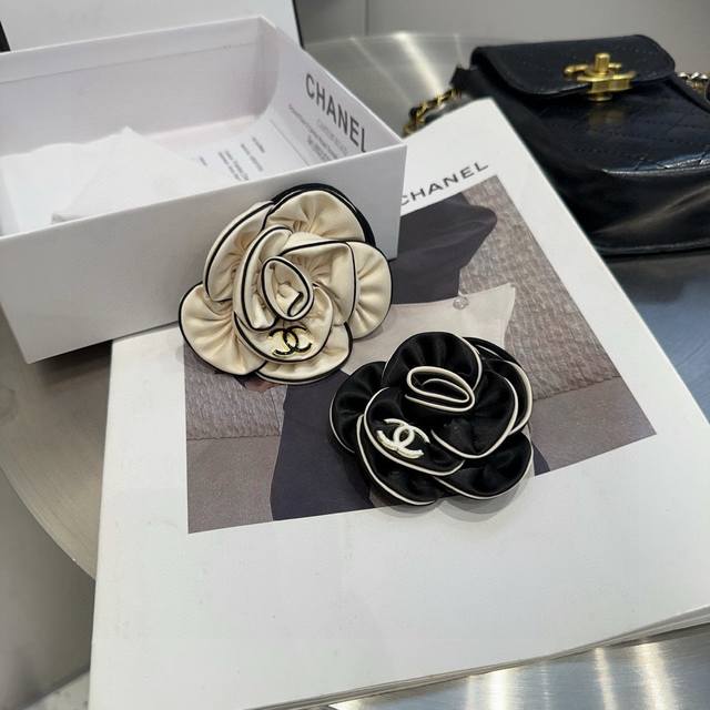 with box Chanel Chanel's latest small camellia hairband is simple and practical,