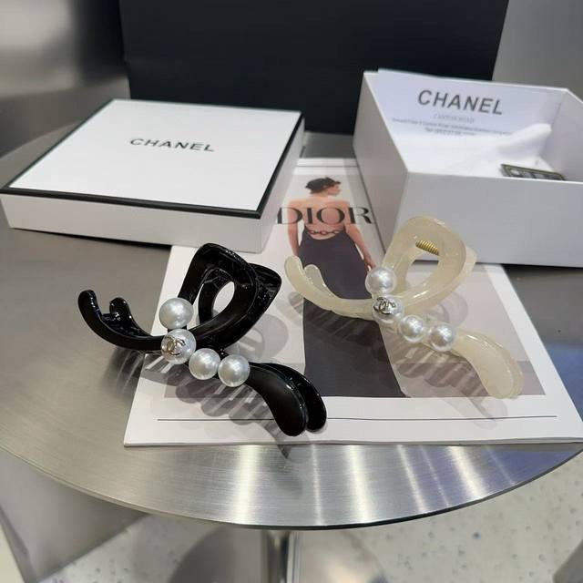 with box. Chanel's latest small clip. Super beautiful! Full of celebrity style,