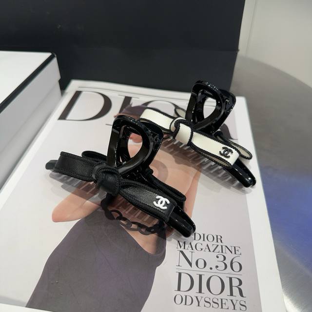 with box) Chanel's latest small clip. Super beautiful! A must-have for every lad
