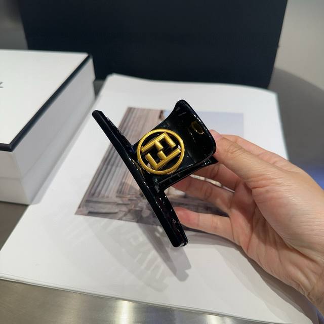 with packaging box Fendi Fendi new F grab clip, ladylike style and temperament,
