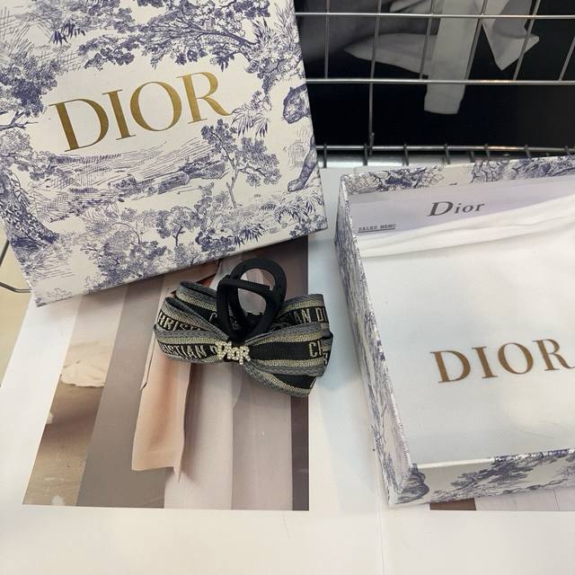 with packaging box Dior Dior's new D home clip, fashionable and versatile, simpl