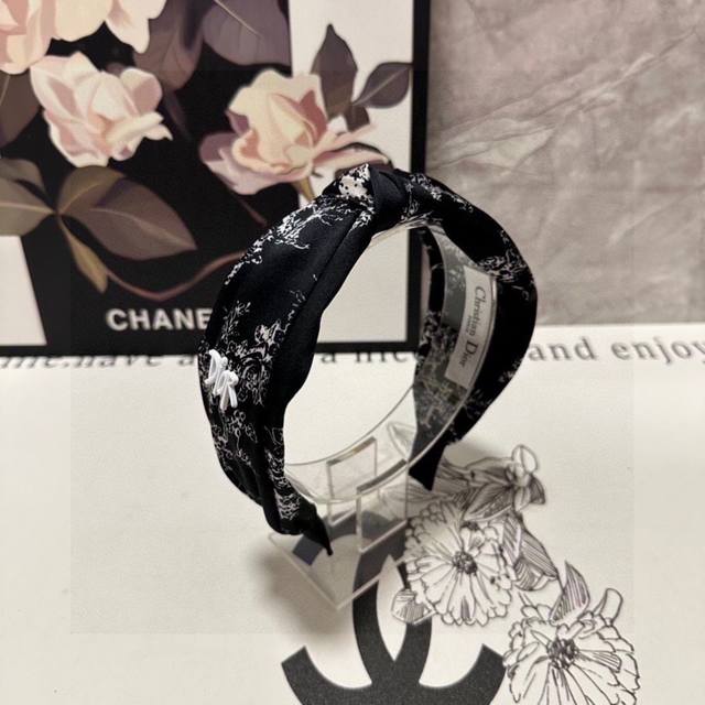 Special counter packaging Dior Dior's latest ink painting jungle headband little