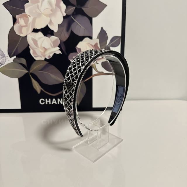 Special counter packaging Prada Prada's latest high-tech headband little fairy q