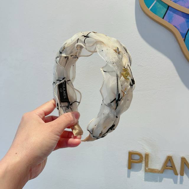 with packaging Chanel Chanel's latest headband, retro headband, popular online r