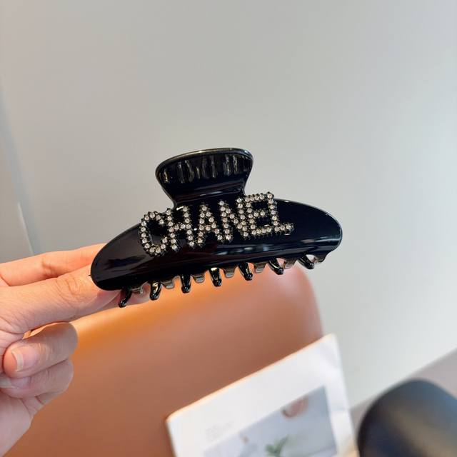 comes with packaging, a single CHANEL high-value single-word hairpin, a versatil