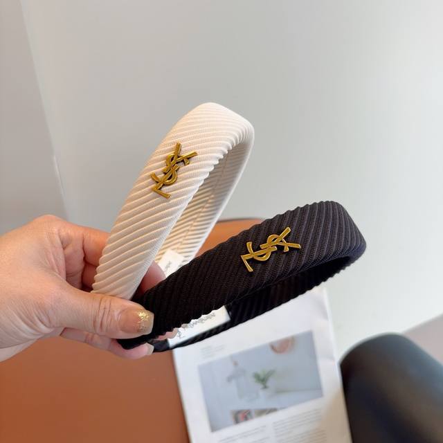 comes with packaging Yves Saint Laurent's new Korean sponge headband, the origin