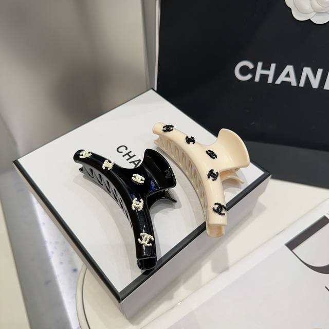 with box. Chanel's latest small clip. Super beautiful! Full of celebrity style,