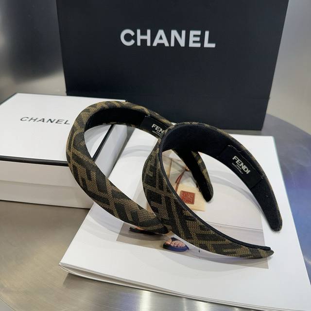 with packaging box Fendi Fendi F headband, retro temperament beauty, simple and