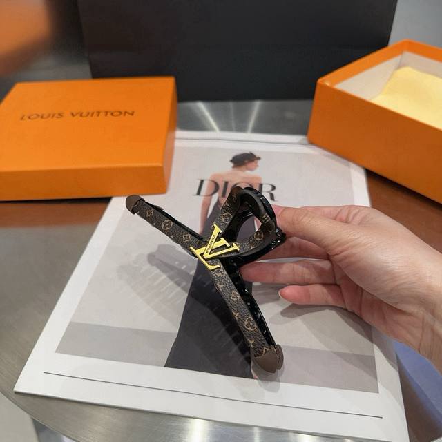 with packaging box Louis Vuitton new grab clip, classic LV logo, simple and eleg