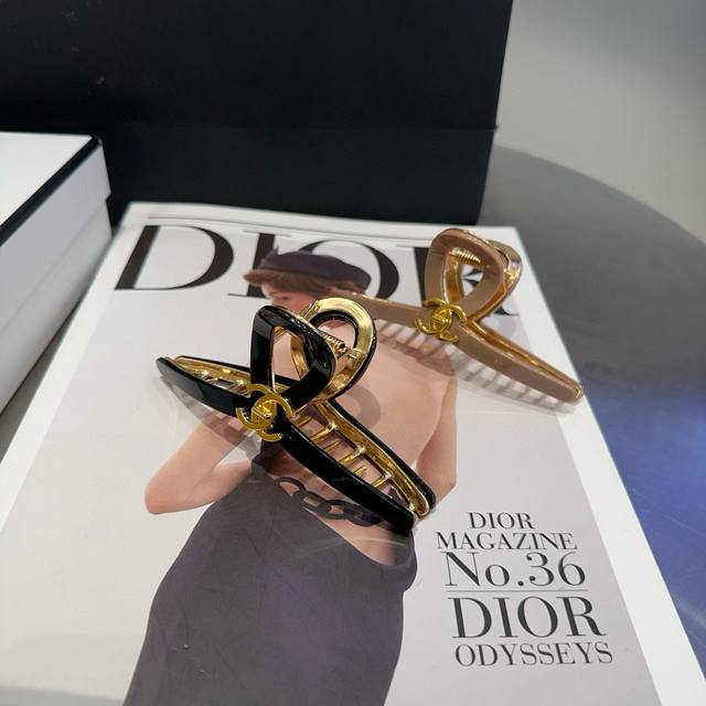 with box. Chanel's latest small clip. Super beautiful! Full of celebrity style,