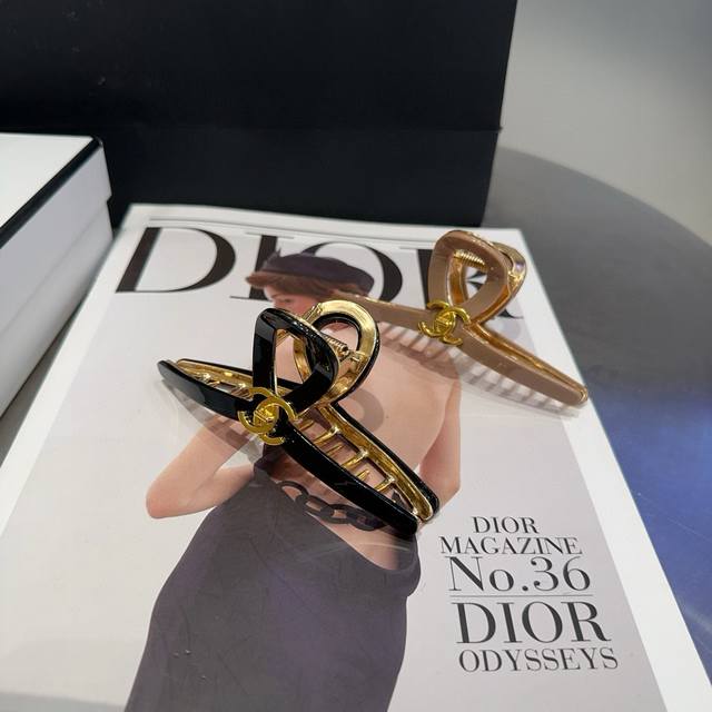 with box. Chanel's latest small clip. Super beautiful! Full of celebrity style,