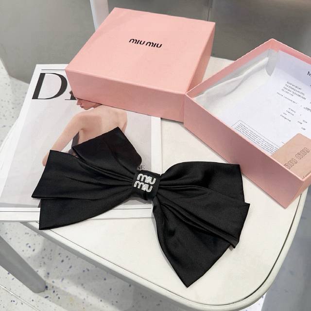 comes with packaging box. Miumiu's new spring top clip is simple and elegant, fu