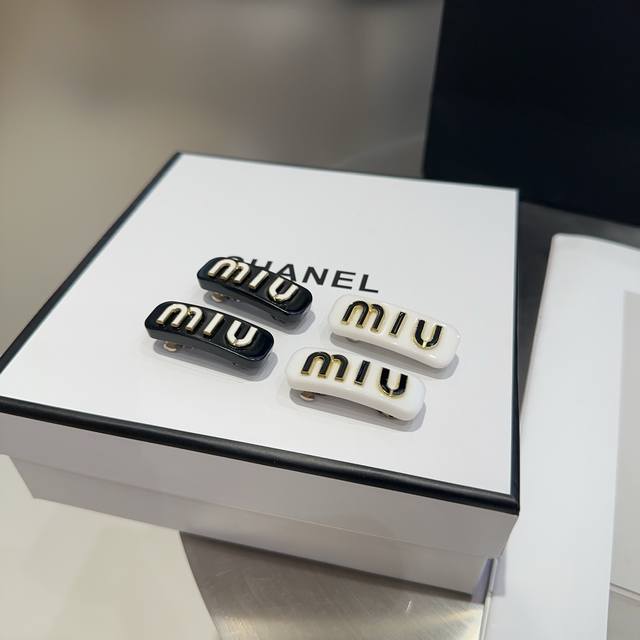 Includes a pair of Miumiu's new letter-shaped side clips, a viral hit! Simple an