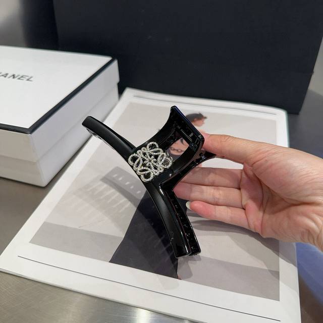 with packaging box Loewe letter clip, fashionable and trendy, simple and elegant