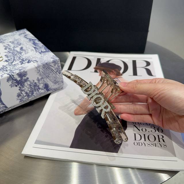 with packaging box Dior Dior's new D home clip, fashionable and versatile, simpl